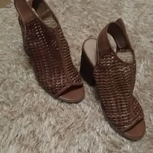 Indigo beautiful 3 1/4 in estimate shoe worn once